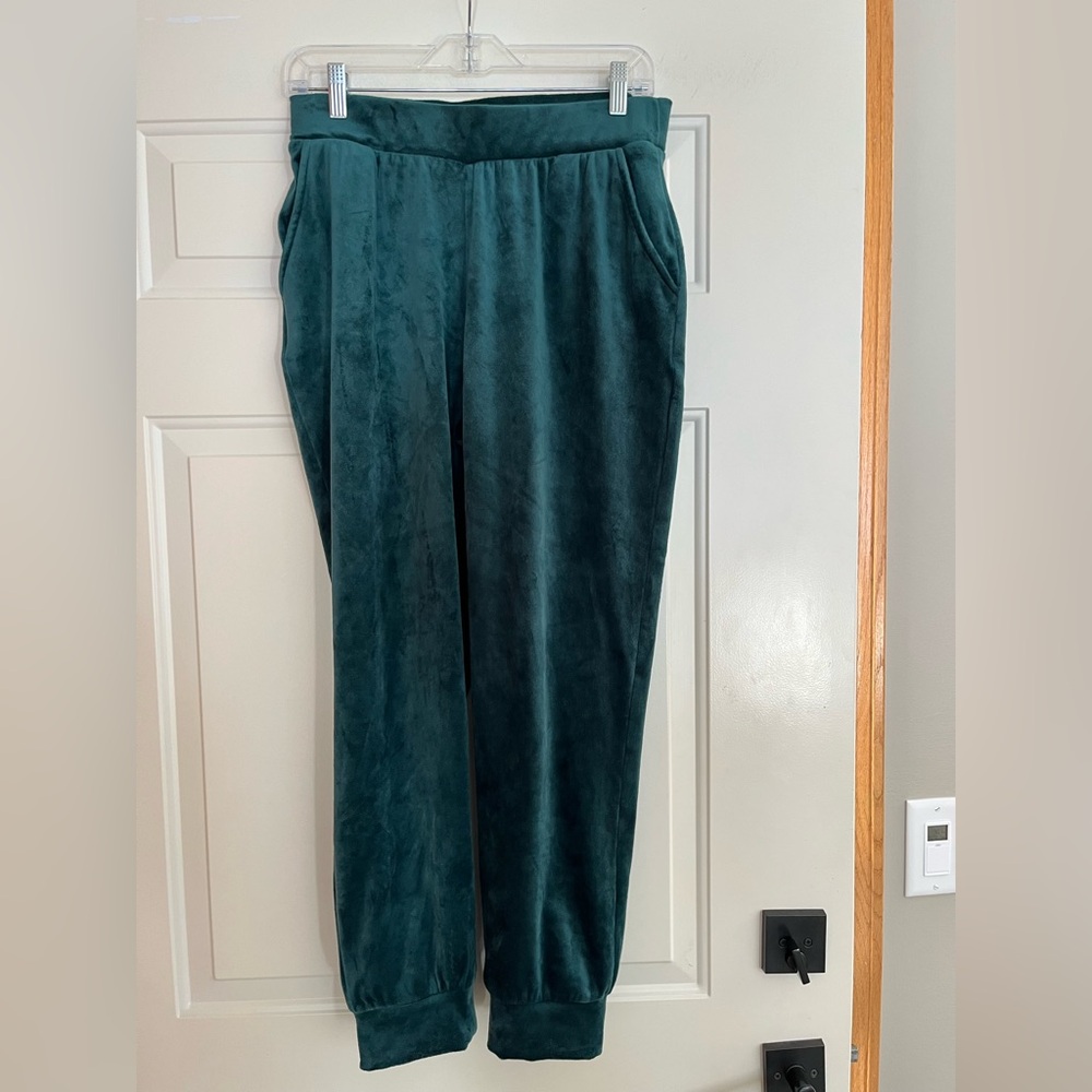 Women’s Magaschoni emerald green velour pull on track pants with pockets. Medium